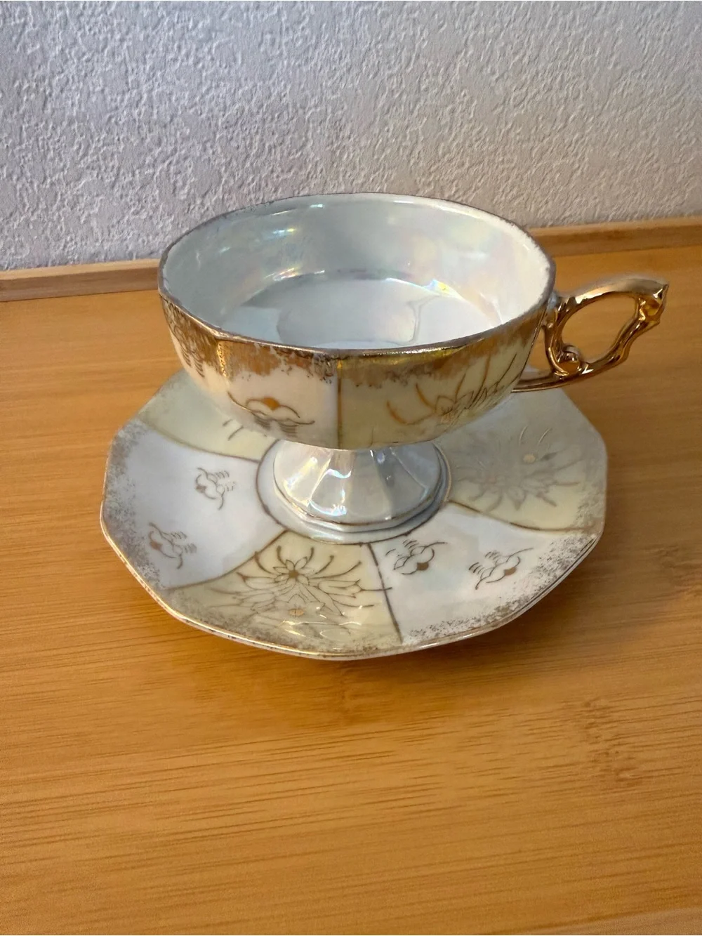 Fredroberts Set of 2 Iridescent teacups and Saucers - Pink & Light Blue
